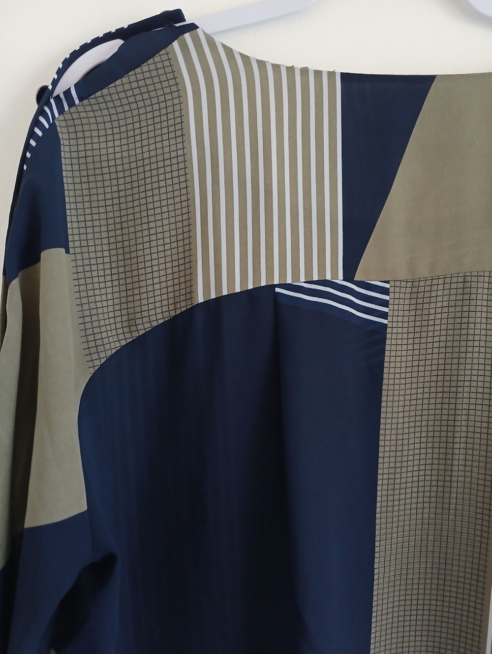 CLEO  Sage Green and Navy  Blouse Shoulder Buttons Sz XL - Picture 9 of 14